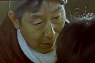 アジア人女性が牛のふりして男の男乳を搾乳 2