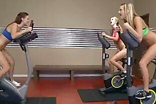 Ragazze Lesbo (Blake & Karlie & Kenna) e Ragazza Cattiva in Nastro Sesso Punizione Clip-13