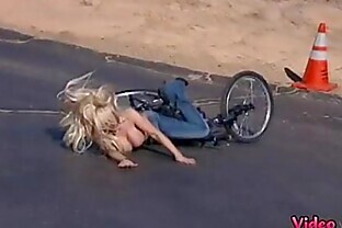 Ragazza Sexy Cade Fortemente dalla Bici