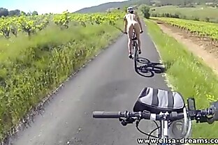 Flash e Nuda in Pubblico in Bici sulla Strada