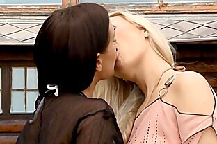 Romance au Jardin - Érotisme Sapphique Sexe Lesbien avec Tania Kari