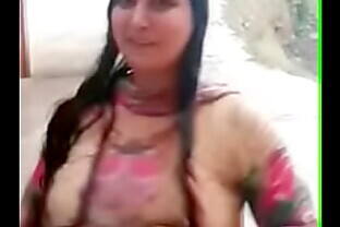 विशाल छाती वाली पाकिस्तानी पत्नी