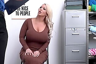 Alura Jenson als MILF, die die Kassiererin belästigt