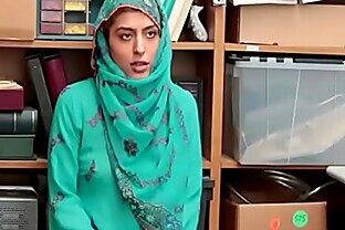 Shoplyfter - Hijab Teen Belästigt & Ausgezogen Durchsucht