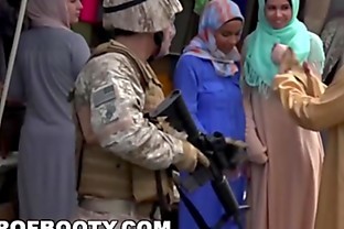 TOUR OF BOOTY - Operasi Pussy Run dengan Prajurit di Timur Tengah!