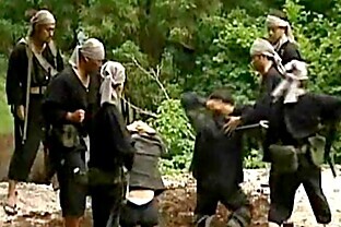 囚人たちが兵士を犯す