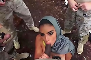 地元女が兵士たちの装填済みチンポに囲まれる！