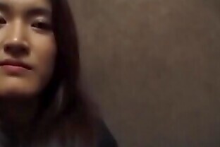 Brunette Panas Mayu Kotono Berlutut dan Mencium Kontol