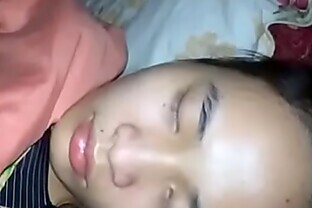 她的乳房