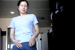 MILF Asiatique Montre Petits Seins Cul et Chatte en Vestiaire