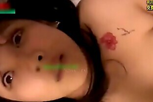咪咪坚挺漂亮的黑丝长腿美女被网友故意灌醉带到酒店疯狂玩弄啪啪后又把刚用过的套子放她嘴里！