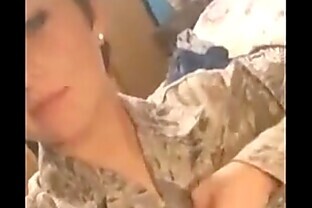ローレン・ラッセル - 美しい軍人美女が制服を脱いで指マンで絶頂