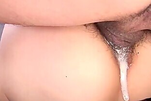 La beauté japonaise Keito se fait pilonner par une grosse bite avec charge crémeuse