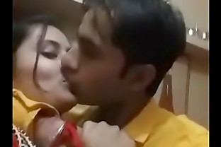 Gadis India Berciuman