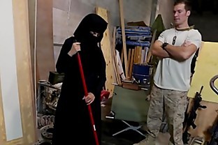 TOUR OF BOOTY - 米兵がセクシーアラブ使用人に夢中