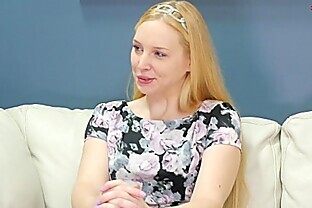 無垢なお菓子ガールがブッ飛びアナルファックとハードなお尻叩き 6分