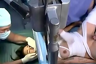 लकवाग्रस्त लड़की को अस्पताल में डॉक्टरों ने गैंगबैंग किया