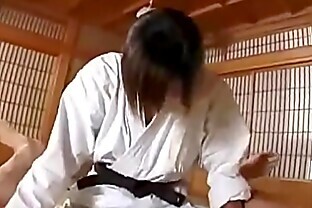 Karate-Meister peggt seinen Arsch