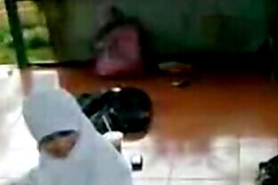 Ngintip Jilbab SMA Ketahuan Mesum