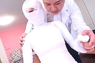 字幕付き奇妙な日本人女性頭から足まで包帯